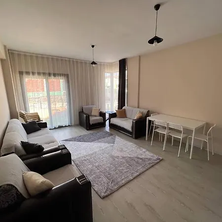 Cesme'de Denize Yakin, Bahceli Ev 아파트